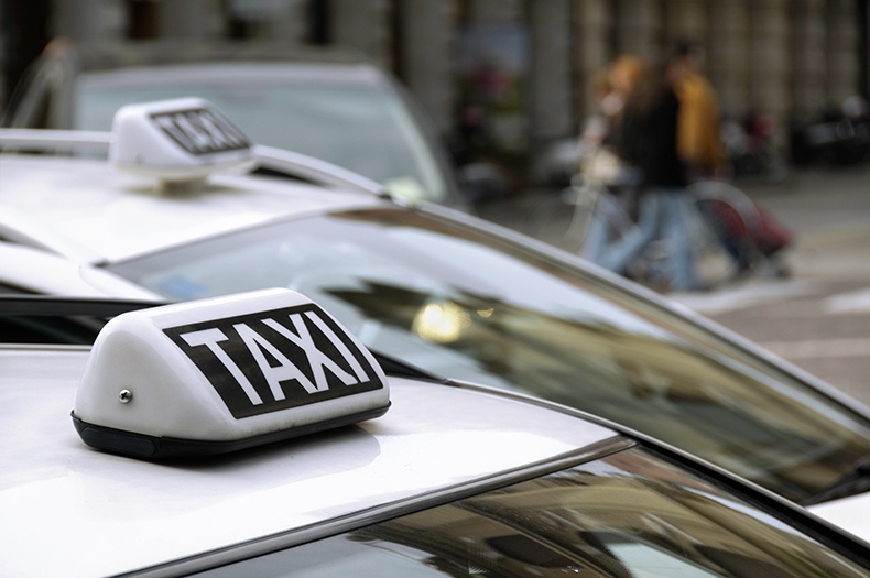 Chauffeur de taxis : que savoir sur les services des centrales de taxis ?